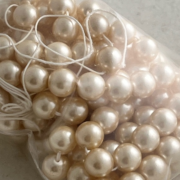 Glass based pearls. - Picture 1 of 3